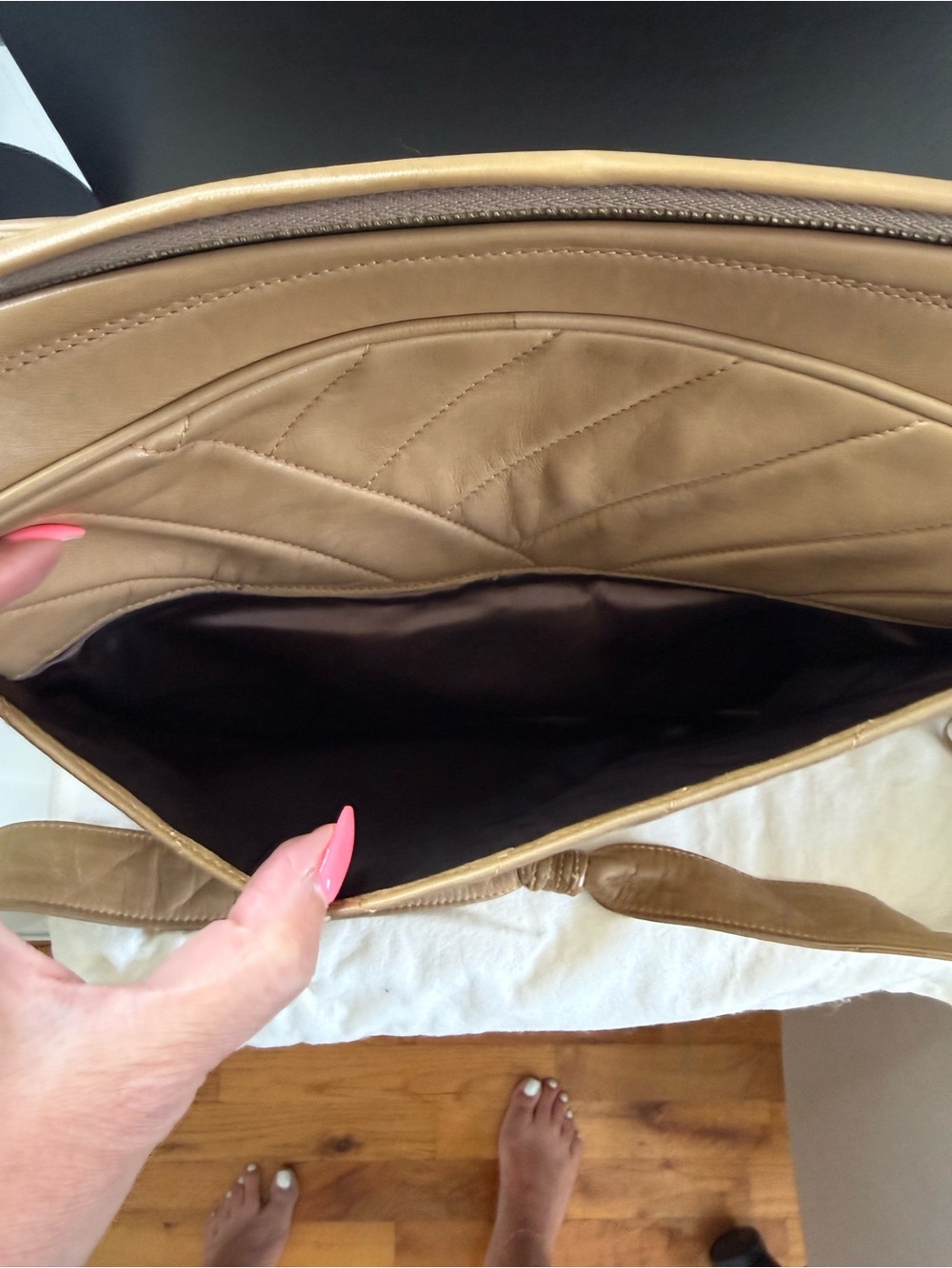 Chanel Vintage Beige Large Lambskin Camera Bag - Picture 11 of 15